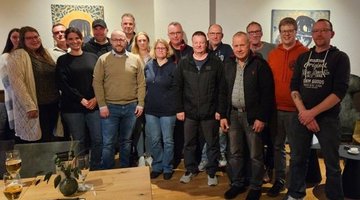 Das Foto zeigt die Gruppe von Sammlerinnen und Sammlern in einem Lokal zu Beginn der Sammlung. 