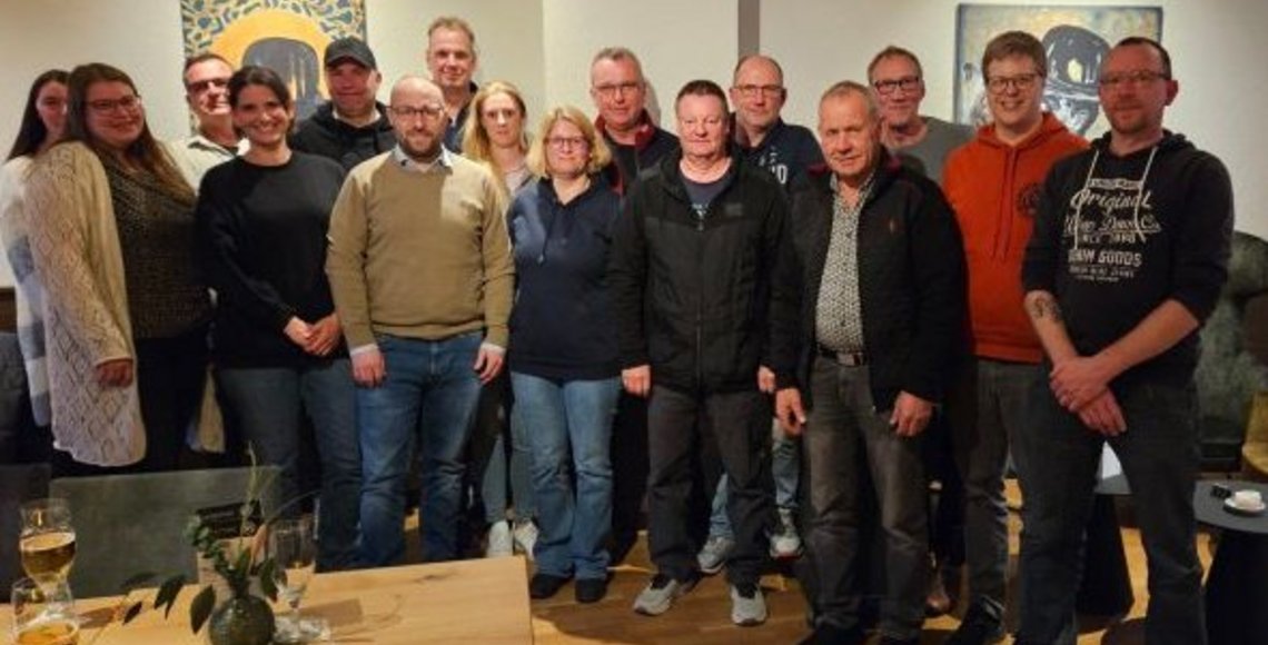 Das Foto zeigt die Gruppe von Sammlerinnen und Sammlern in einem Lokal zu Beginn der Sammlung. 