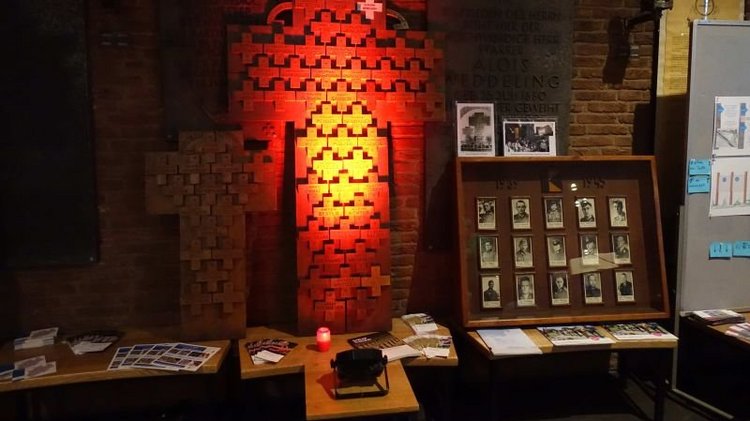 Auf dem Foto ist eine kleine Ausstellung des Heimatvereins über Kriegstote aus Polsum zu sehen.