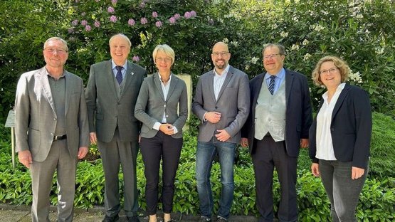 Das Gruppenfoto zeigt die Kooperationspartner zu Anfang der Gedenkveranstaltung - (v.l.) Jürgen Pohl, Georg Möllers (beide Verein für Orts- und Heimatkunde), Dorothee Feller (NRW-Ministerin), Dr. Ansgar Kortenjann (Leiter der Volkshochschule), Dr. Sebastian Sanders (Sozial-Dezernent und Ortsverbandsvorsitzender des Volksbundes Deutsche Kriegsgräberfürsorge e.V.) sowie Nina Kliemke (Bildungsreferentin des Volksbundes Deutsche Kriegsgräberfürsorge e.V.).