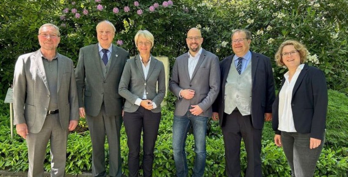 Das Gruppenfoto zeigt die Kooperationspartner zu Anfang der Gedenkveranstaltung - (v.l.) Jürgen Pohl, Georg Möllers (beide Verein für Orts- und Heimatkunde), Dorothee Feller (NRW-Ministerin), Dr. Ansgar Kortenjann (Leiter der Volkshochschule), Dr. Sebastian Sanders (Sozial-Dezernent und Ortsverbandsvorsitzender des Volksbundes Deutsche Kriegsgräberfürsorge e.V.) sowie Nina Kliemke (Bildungsreferentin des Volksbundes Deutsche Kriegsgräberfürsorge e.V.).